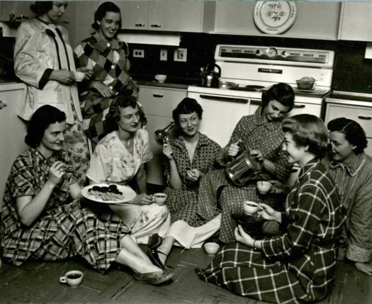 [Eight home management students catch up on the events of the day.] (1953)(University Photographs box 946)